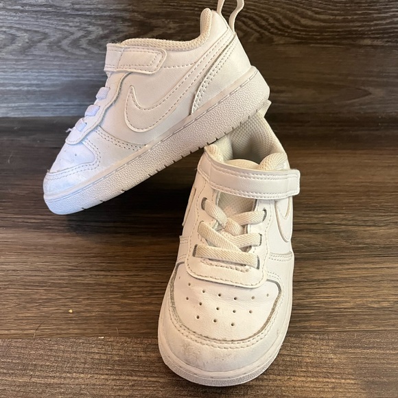 White Nikes- kids size 7 - Picture 2 of 5